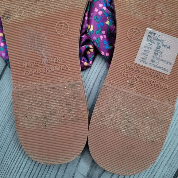 Matilda Jane Womens Flip Flop Sandals Size 7 Purple Satin Floral Print Slip On - Picture 4 of 4